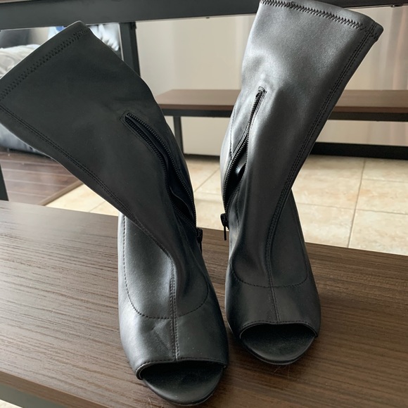 Brand new black Aldo pumps. Never worn. Size 8 - Picture 2 of 4